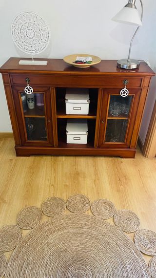 Aparador clásico de madera y cristal