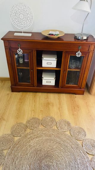 Aparador clásico de madera y cristal