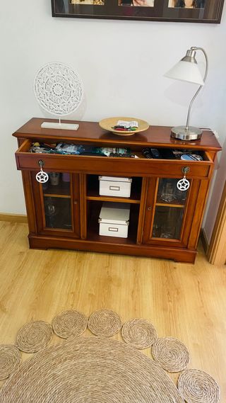 Aparador clásico de madera y cristal
