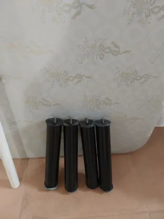 Somier. Base tapizada con 4 patas desmontables.