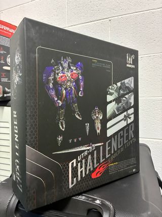 Transformers unique Toys Challenger Optimus Prime