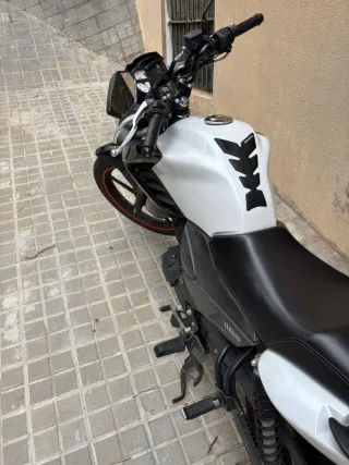 Yamaha YS 125 Negra y Blanca