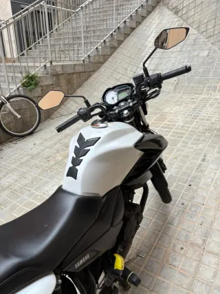 Yamaha YS 125 Negra y Blanca
