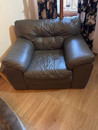 Sofá de piel gris