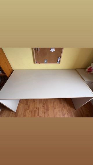 Escritorio de madera beige y blanco