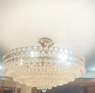 Lámpara de araña de cristal y metal