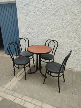 Gioco da tavolo e 4 sedie