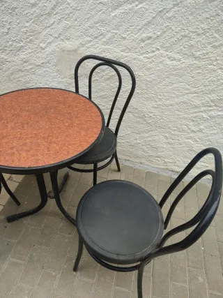 Gioco da tavolo e 4 sedie