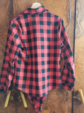 Camisa a cuadros roja y negra y blusa rosa.nuevas