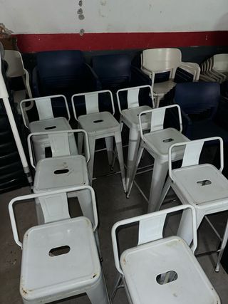 Taburetes de metal blanco con respaldo (10€)