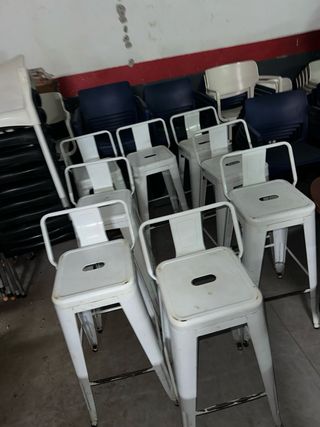 Taburetes de metal blanco con respaldo (10€)