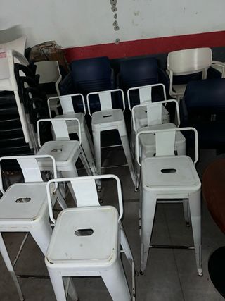 Taburetes de metal blanco con respaldo (10€)