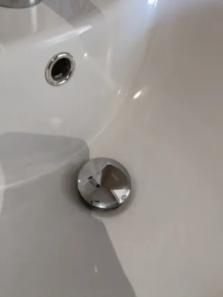 Lavabo blanco pedestal com grifo y válvula