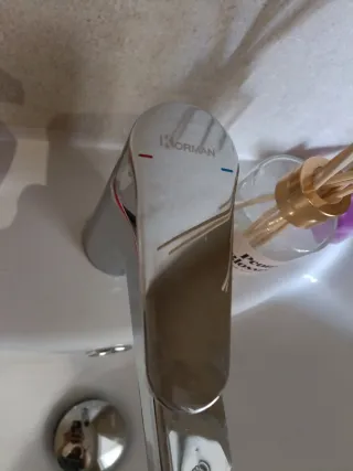 Lavabo blanco pedestal com grifo y válvula