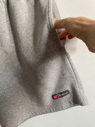 Pantalón corto Reebok gris