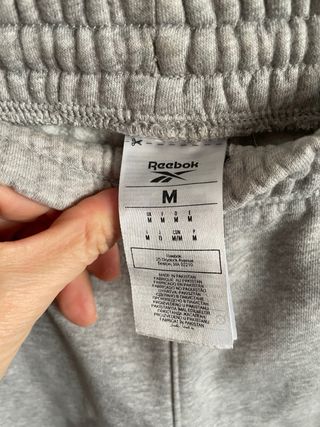 Pantalón corto Reebok gris