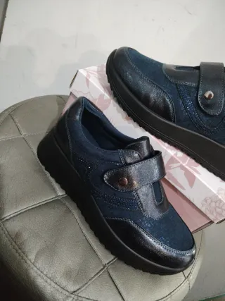 Scarpe donna con strappo n.37