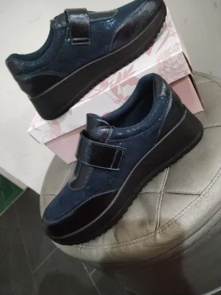 Scarpe donna con strappo n.37