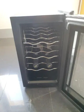 Nevera de vinos CECOTEC