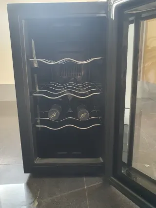 Nevera de vinos CECOTEC