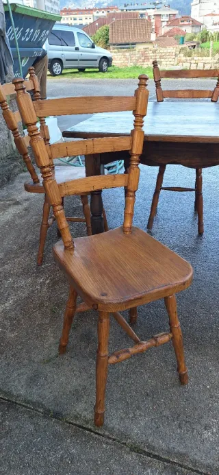 4 Mesas y 16 sillas de madera de pino.