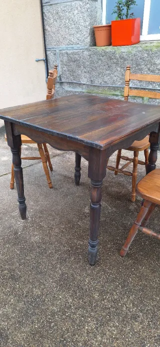 4 Mesas y 16 sillas de madera de pino.