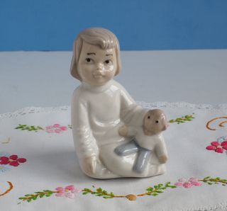 Figura porcelana niño con muñeco antigua