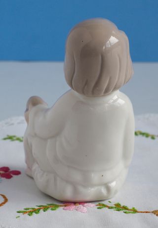Figura porcelana niño con muñeco antigua