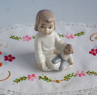 Figura porcelana niño con muñeco antigua