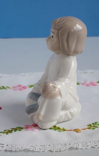 Figura porcelana niño con muñeco antigua