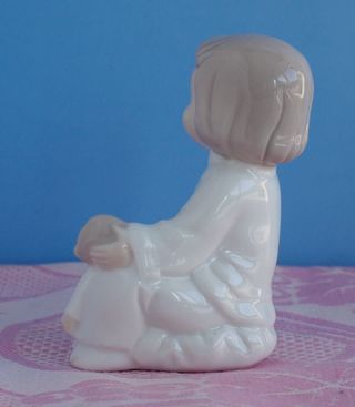 Figura porcelana niño con muñeco antigua