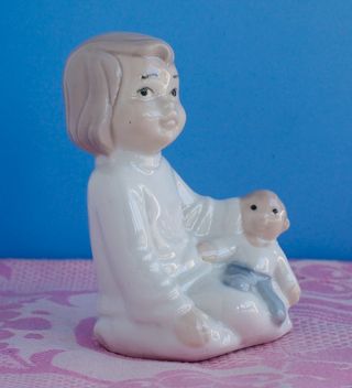 Figura porcelana niño con muñeco antigua