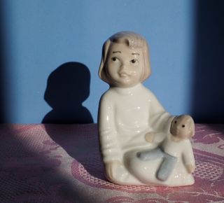 Figura porcelana niño con muñeco antigua