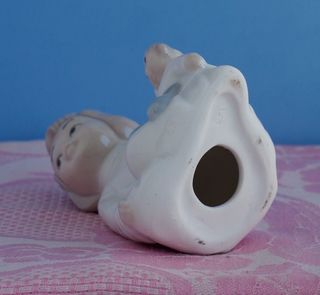 Figura porcelana niño con muñeco antigua