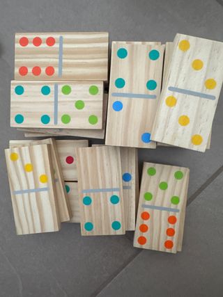 Dominó de madera con puntos de colores