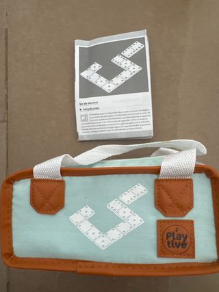 Dominó de madera con puntos de colores