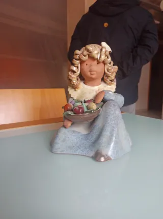 Figura de barro niña con cesta