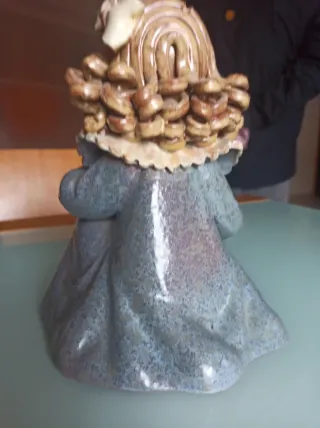 Figura de barro niña con cesta