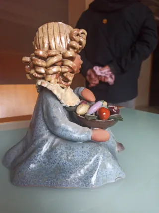 Figura de barro niña con cesta