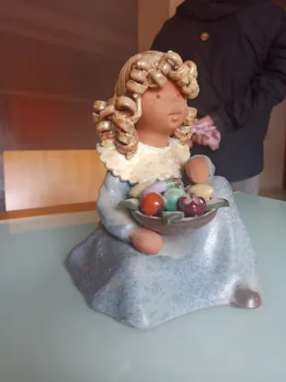 Figura de barro niña con cesta