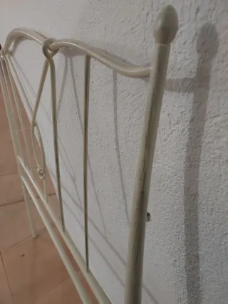 Cabecero de forja grisáceo.
