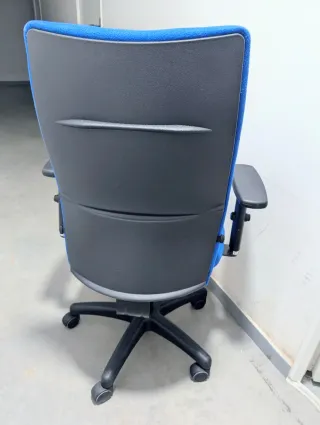 Silla de oficina alta azul acolchada