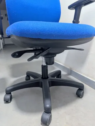 Silla de oficina alta azul acolchada