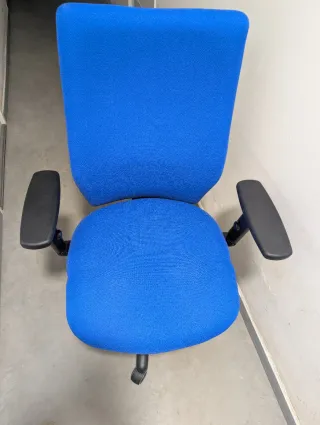 Silla de oficina alta azul acolchada