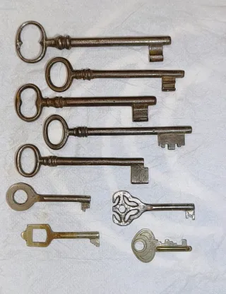 Lote de 9 llaves antiguas