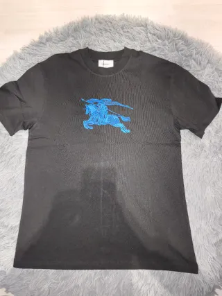 Camiseta Burberry Negra con Logo Caballo Azul