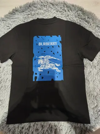 Camiseta Burberry Negra con Logo Caballo Azul