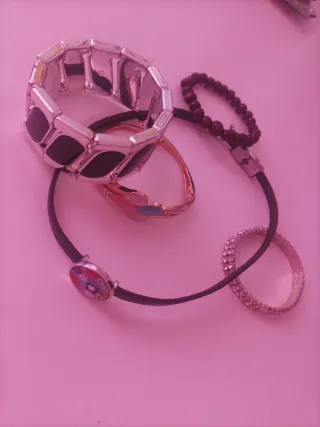 Conjunto de pulseras y collar