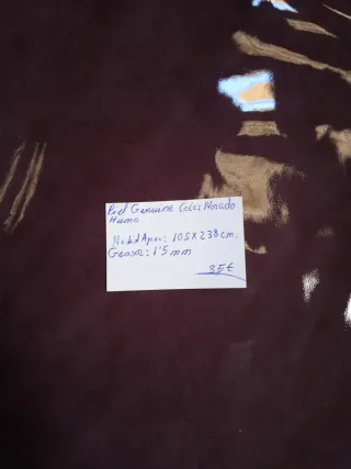 Piel genuina color morado humo. 35€.