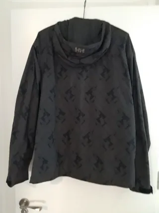 Chaqueta Helly Hansen Negra con Estampado